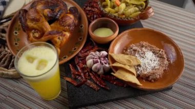 Kızarmış tavuk, kızarmış fasulye, baharatlı sos ve ananas suyu.