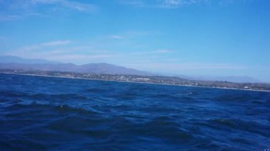Mavi okyanusu, Puerto Escondido Oaxaca 'yı, Zicatela plajını izleyen bir tekne gezisi.