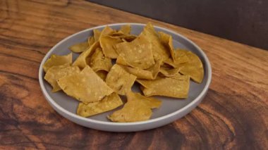 Mısır cipslerini seramik tabağa koyup kıtır kıtır chilaquiles yapıyorum.