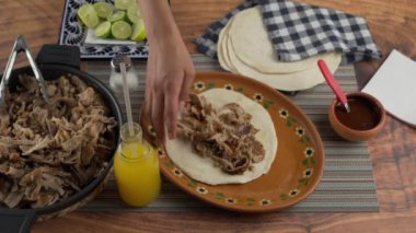 Kırmızı soslu domuz taco, Meksika yemeği, tacos arabes.