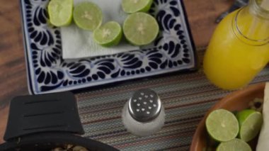 Tacos arabes, cam şişenin içinde mango suyu olan Meksika tacoları.