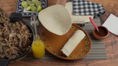 Geleneksel taco rabe poblano hazırlığı.