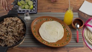 Meksikalı bir eş, Arap takosu hazırlamak için hamur tabağına ev yapımı un tortilla koymuş.