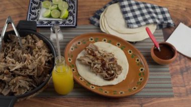 Geleneksel Meksika taco 'suna limon sıkmak