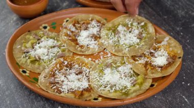 Meksikalı eş yemek için chalupa alır.