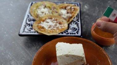 Meksika cotija peyniri ve geleneksel chalupas