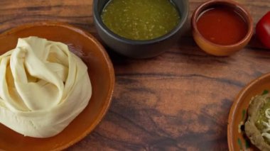 Meksika mutfağı, mısır hamuru yeşil ve kırmızı soslu iplik peyniri, sopa
