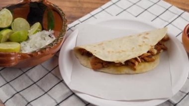 Meksika 'dan geleneksel yemek, domuz eti ve peynir, Gringa al pastor, Pan sağ