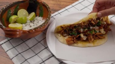 Peynirli Meksika taco 'su, taco al pastor.