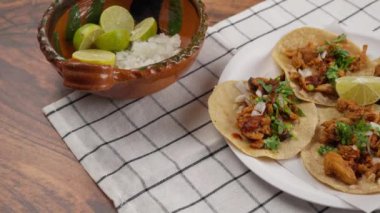 Meksika gastronomisi, Meksika 'dan Tacos al pastor, sağa dön.