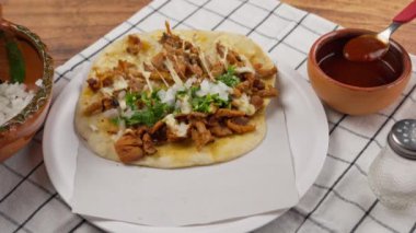 Meksika taco 'suna kırmızı sos sürüyorum.