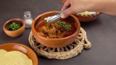 Bir tabak Mondongo ya da mol de panza 'ya doğranmış soğan ekliyorum.