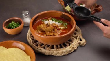 Meksika yemeği, işkembe ya da Mondongo tabağına limon sıkmak.