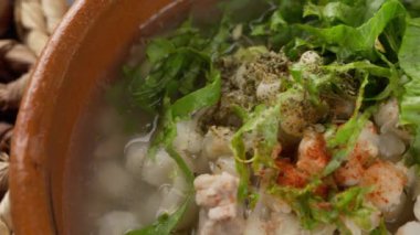 Meksika yemeği, beyaz pozole, yakın çekim.