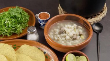 Meksika 'nın bağımsızlığını kutlamak için sıcak pozole servisi