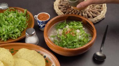 Pozole, kekik otu, Meksika gastronomisi ekliyorum.