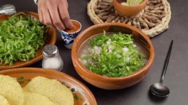 Pozole 'a kırmızı biber tozu eklemek, Meksika' da Eylül tatili.