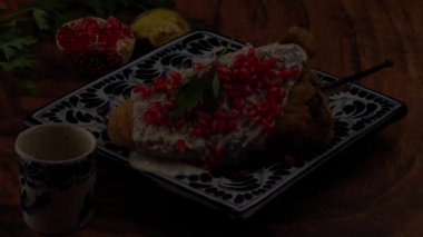 Chiles en nogada Meksika yemeği, ceviz sosu, nar, maydanoz. Sahne çekimini aydınlatıyorum.