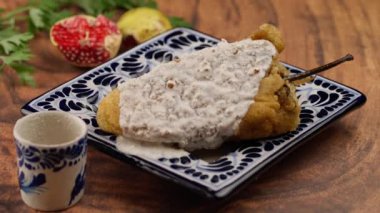 Şili 'nin en nogada' sına nar tohumları koymak, Meksika Puebla 'dan yemek.