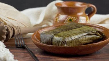 Domuz etli Jarocho tamal ve muz yaprağıyla sarılmış kırmızı sos, Meksika mutfağı Veracruz stili tamal, seyahat çekimi.