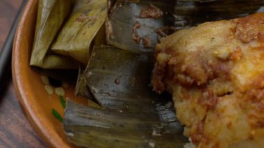 Domuz eti ve muz yaprağıyla sarılmış kırmızı soslu Jarocho tamal, Meksika yemeği Veracruz stili tamal
