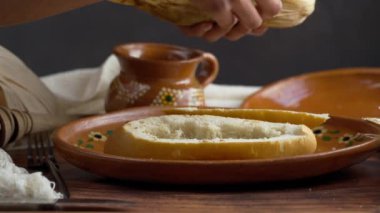 Torta de tamal, Latin bir kadın bir etli poblano tamale alır ve onu bir bolillo 'ya yerleştirir ve Mexico City' den Meksika guajolota yemeği hazırlar.