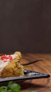 Dikey yemek videosu Chiles en nogada Haute mutfağı Meksika 'dan