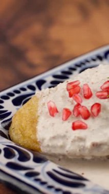 Dikey video Şili en nogada, Meksika Puebla 'dan geleneksel gastronomi, Makro videoyu kapat