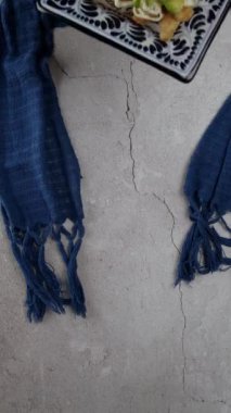 Talavera plakalı Cemita Poblana ve mavi rebozo dikey yemek videosu.