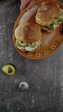 Dikey video Meksika yemeği Cemitas poblanas