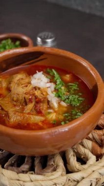 Dikey yemek video mondongo Geleneksel Meksika yemekleri