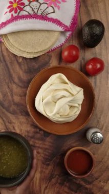 Dikey yemek videosu. Meksika 'da yemek saatinde yeşil soslu bir kase.