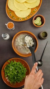 Meksika 'nın bağımsızlığını kutlamak için sıcak pozole servis edilen dikey yemek videosu