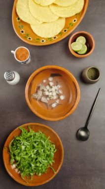 Meksika yemeklerinde pozole servis edilen dikey yemek videosu.