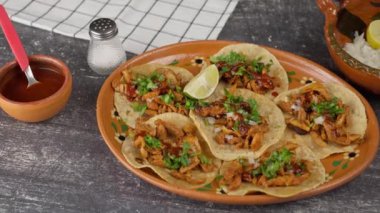 Meksika yemeği Tacos al pastor sağa