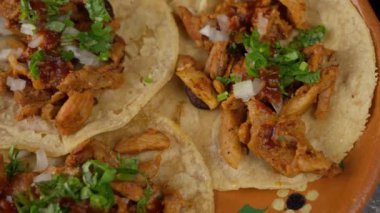 Tacos al pastor. Soldan yakın çekim.