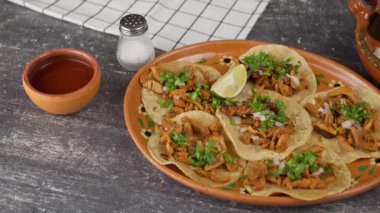 Acı sossuz tacos al pastor. Seyahat fotoğrafı.
