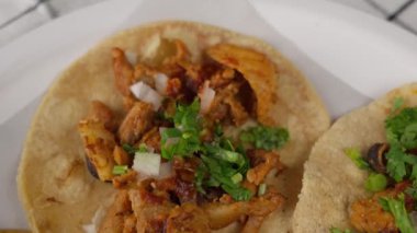 Meksika yemeği Tacos al pastor Dolly Ultra 'da yakın plan