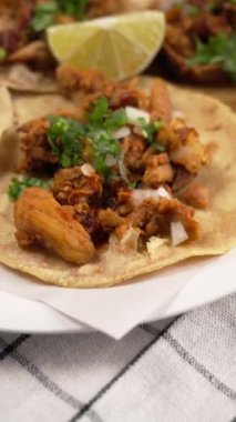 Dikey yemek videosu taco dükkanındaki tacos al pastor 'a çok yakın.
