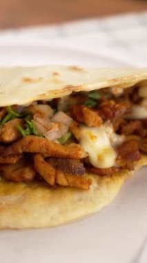 Dikey yemek videosu, Gringa adında bir taco al pastor.