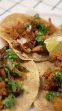 Dikey yemek videosu, plastik tabakta limonlu taco al pastor.