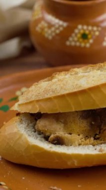 Dikey yemek videosu, guajolota tamal, tipik Meksika gastronomisi.