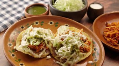 Tavuk tinga tostadas, tipik Meksika yemeği, sağa dön.