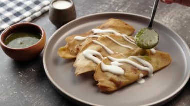 Meksika molotları üzerine kaşık yeşil sos.