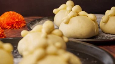 Pişirmeden ve cempasuchil çiçeklerinden önce ölülerin ekmeği ya da hojaldras, seyahat çekimi