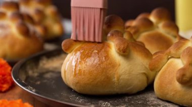Pan de Muerto ya da erimiş tereyağıyla kaplanmış hojaldras