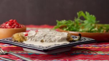 Nogada 'da bir şili üzerine nar tohumları atıyorlar.