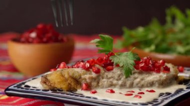 Bir insan siyah çelik çatal bıçakla nogada kesiyor.