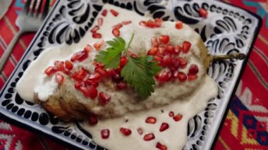Nogada 'daki bir Şili manzarası, bir Meksika yemeği.