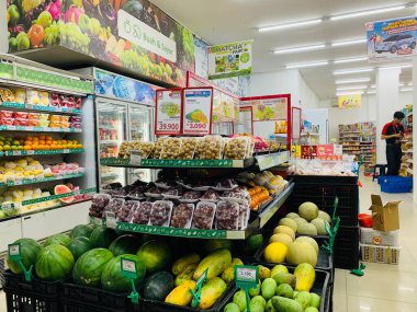 Ağustos 04.2025-Jakarta. Endonezya minimarket içinde canlı tropikal meyve bölümü. Temiz, iyi düzenlenmiş raflarda karpuz, mango ve üzüm gibi taze ürünler. Gıda, market, perakende ve modern pazar temaları için harika.